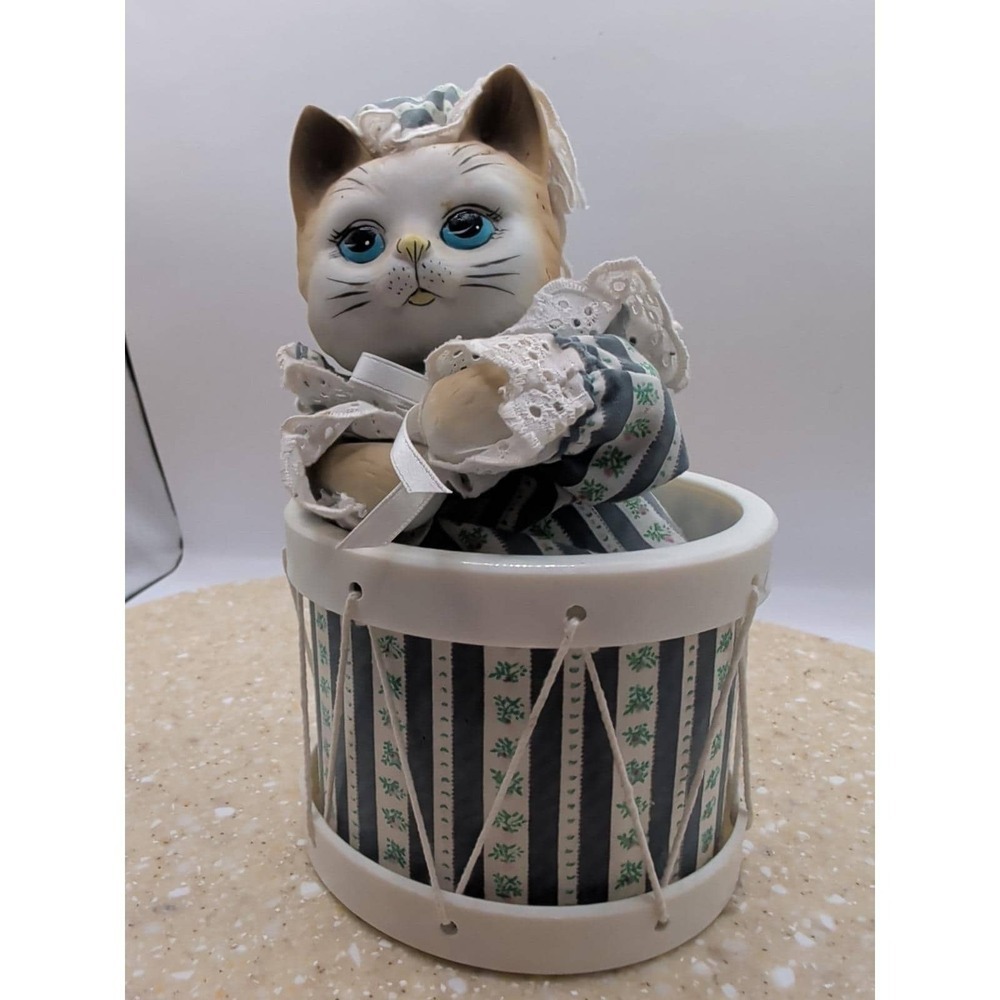 Vtg Porcelain Cat Figurine in Drum Music Box Animated " Wish Upon A Star"